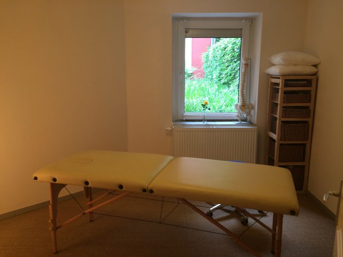 Liege im Praxisraum für Physiotherapie von Christa Lücke in Hamburg